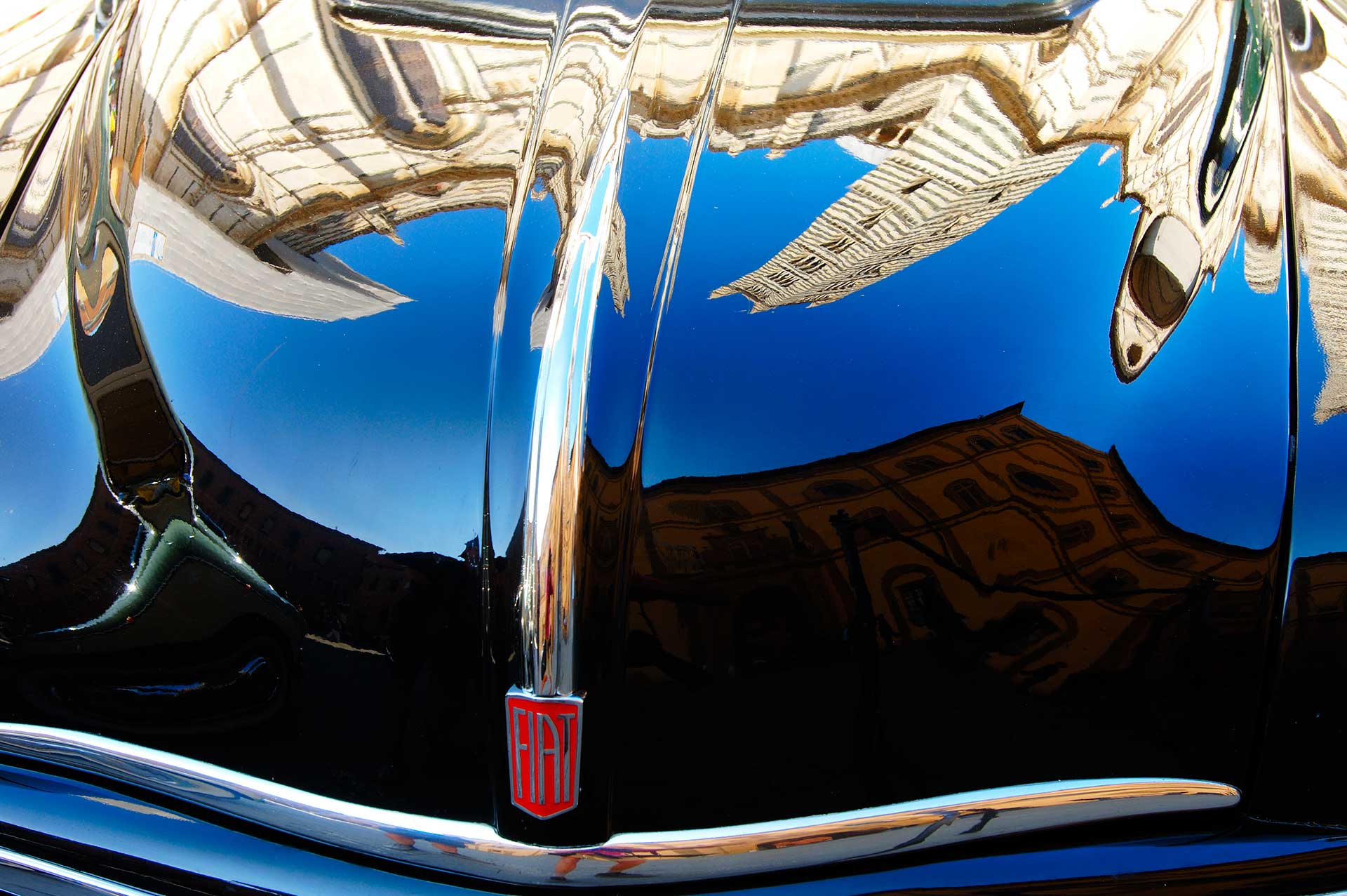 Siena kathedraal gespiegeld in een oldtimer Fiat.