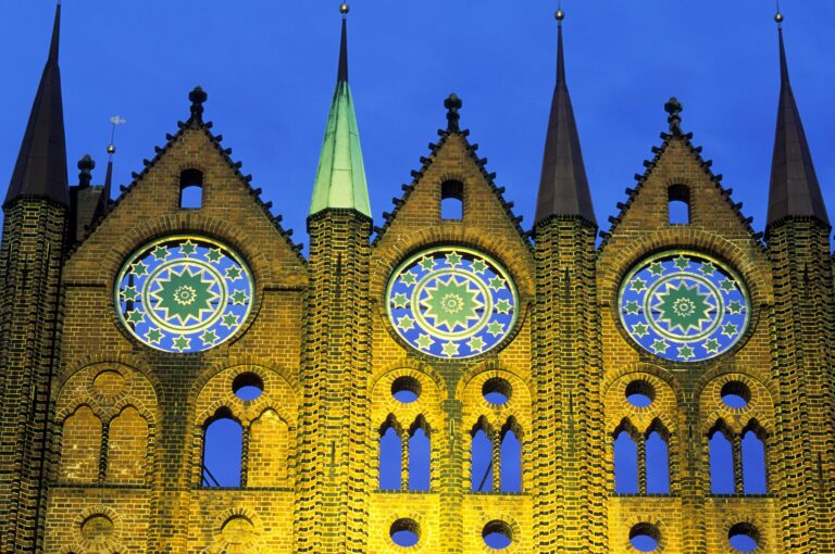 Gevel van het gemeentehuis in Srtalsund