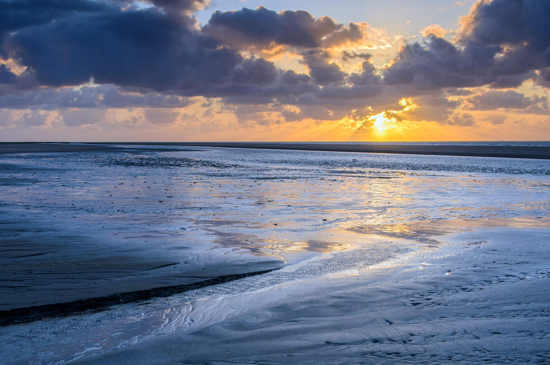 Kwade Hoek met geul op strand bij zonsondergang