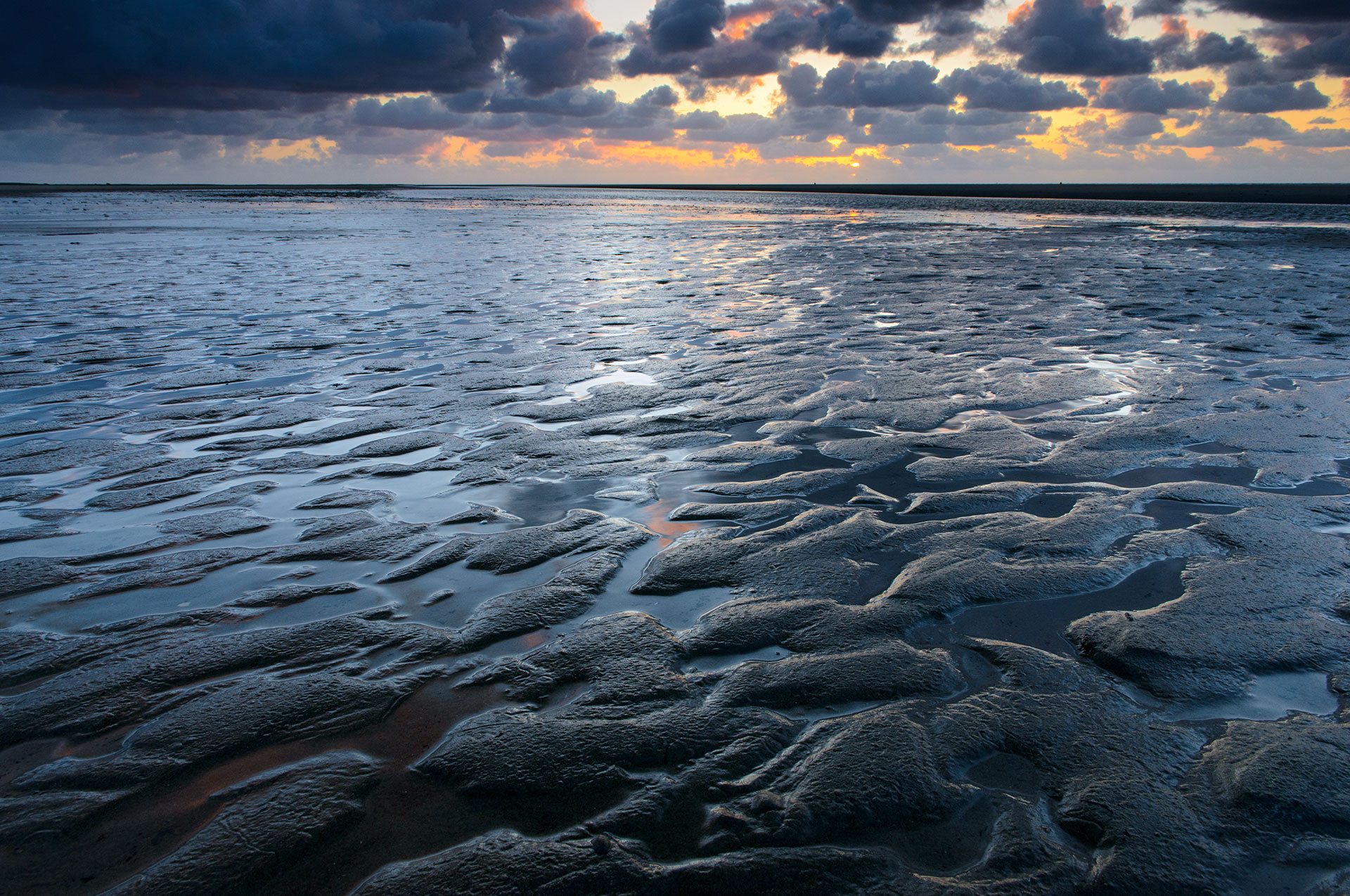 Zonsondergang met ribbels op het strand van Kwade Hoek