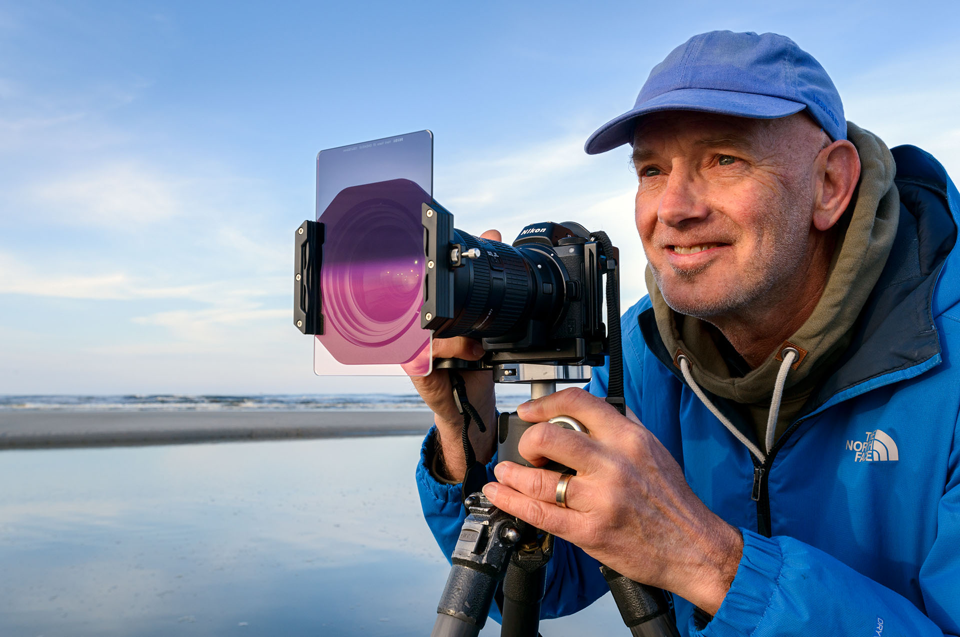 Martin van Lokven aan het werk op het strand van Ameland