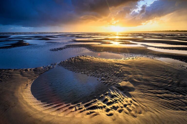 Zonsopkomst boven strand